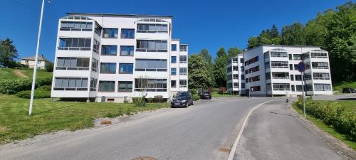 Apartement in Drammen close to the main city في درّامن: سيارة تنزل على شارع مجاور لمبنى