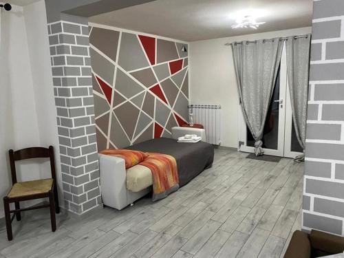 een slaapkamer met een bed en een bakstenen muur bij Appartamento Giotto in Cento