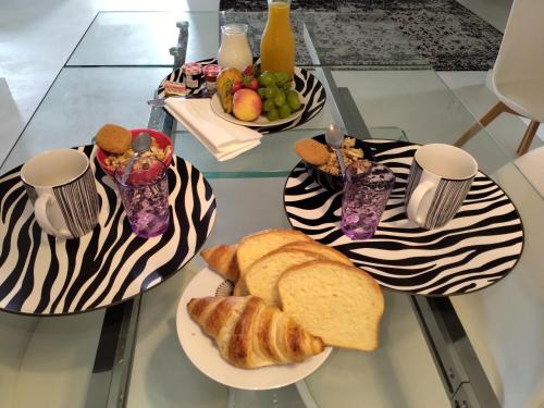 una mesa de cristal con tres platos de comida. en A Vignarella, en Ventiseri
