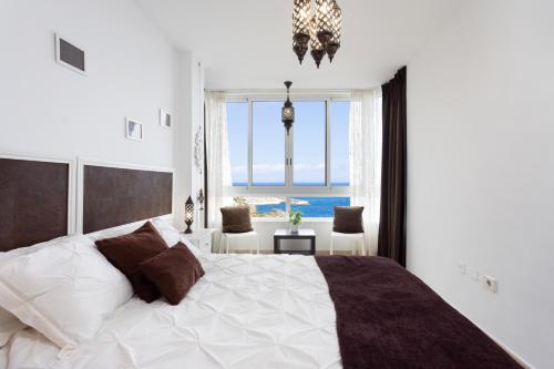Postel nebo postele na pokoji v ubytování Home2Book La Ventana de Tabaiba Amazing Sea View