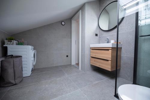 een badkamer met een wastafel en een spiegel bij The Jazz Makarska Apartment, Old town located in Makarska