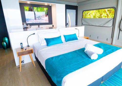 Ένα ή περισσότερα κρεβάτια σε δωμάτιο στο Swell Lodge's Luxury Eco-Chalet #1