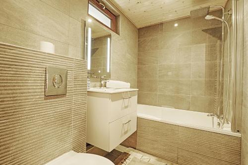 y baño con aseo, lavabo y bañera. en Le Schwarzwald - A proximité des stations de ski, en La Bresse
