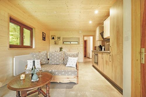 un salon avec un canapé et une table dans l'établissement Le Schwarzwald - A proximité des stations de ski, à La Bresse
