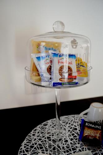 a glass container on top of a table at Kairos Suite in Modugno