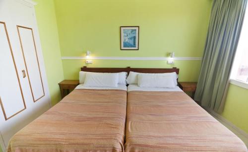 Postel nebo postele na pokoji v ubytování Cala Bona y Mar Blava
