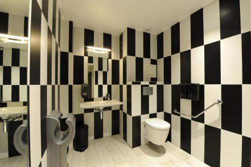 Bagno di The 3 Ducks Eiffel Tower by Hiphophostels