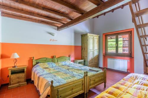 sypialnia z pomarańczowymi ścianami i łóżkiem w obiekcie Il Serrino 4 w mieście Pistoia