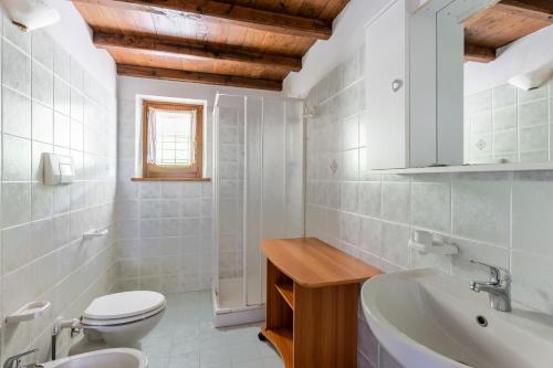 Baño blanco con aseo y lavamanos en Il Serrino 4 en Pistoia