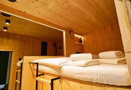 Postel nebo postele na pokoji v ubytování Ljubljana Capsule Hostel