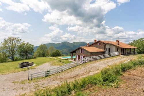 a house on a dirt road next to a fence at Il Serrino 5 in Pistoia