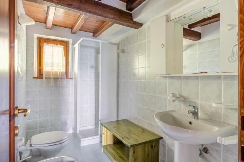 bagno bianco con lavandino e servizi igienici di Il Serrino 5 a Pistoia