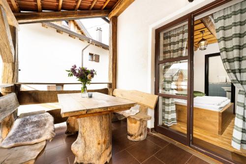 Pokój z drewnianym stołem i oknem w obiekcie B&B Plitvica Lodge w mieście Plitvica Selo