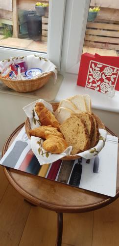un tavolo con un vassoio di pane e pane tostato di The Old Sun private cottage a Frome