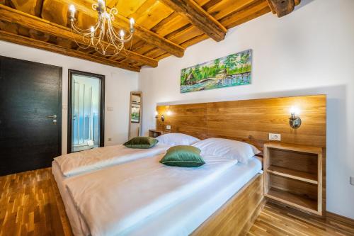 een grote slaapkamer met 2 bedden in een kamer bij B&B Plitvica Lodge in Plitvica selo