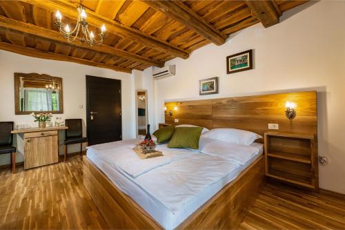 Ein Bett oder Betten in einem Zimmer der Unterkunft B&B Plitvica Lodge