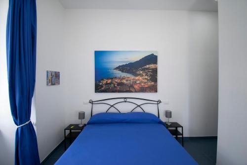 Schlafzimmer mit einem blauen Bett und Stadtblick in der Unterkunft Knight House in Neapel