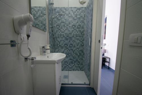 ein Bad mit einem Waschbecken und einer Dusche in der Unterkunft Knight House in Neapel