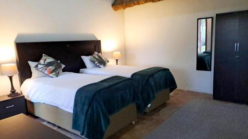 Säng eller sängar i ett rum på Iphofolo Lodge & Tented Camp