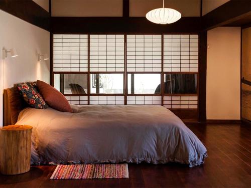 1 dormitorio con cama y ventana grande en Nantan - House - Vacation STAY 84722, en Ōno