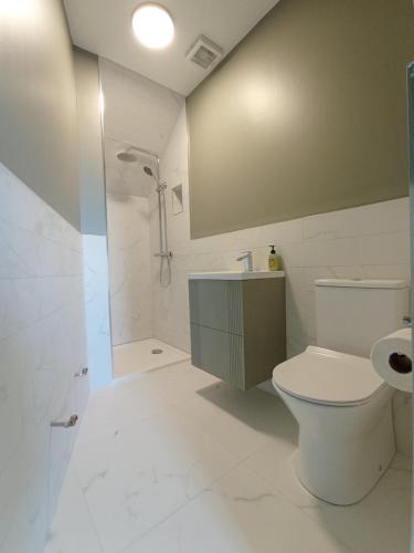 y baño con aseo y ducha. en Ocean view en Castlemartyr