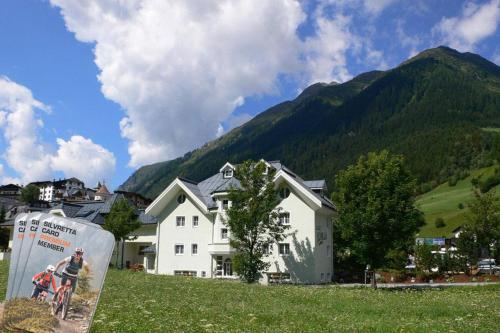 アパートメントから撮影された、または一般的な山の景色