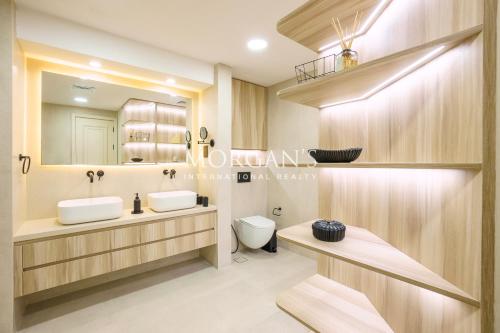 a bathroom with two sinks and a mirror at Luxury 2 bedrooms apartment in fairmont residences in Dubai