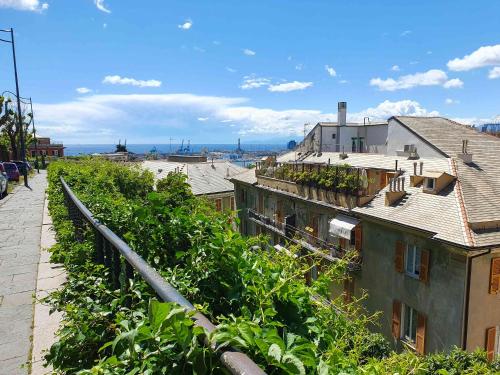 vistas a una ciudad con edificios y vegetación en [La casa dell'Arte] con parcheggio gratuito, en Génova