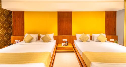 Una cama o camas en una habitación de Shamrock Greens by Jardin Hotels