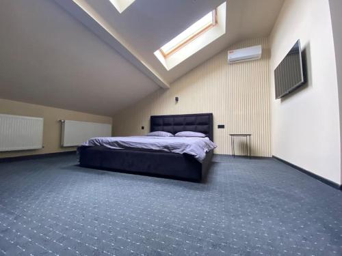 une chambre avec un lit dans une pièce dans l'établissement Gagarin 2, à Tchernivtsi