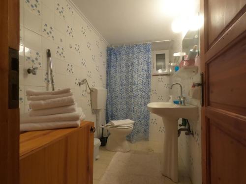 a bathroom with a toilet and a sink at Holiday apartment near the sea in Melission