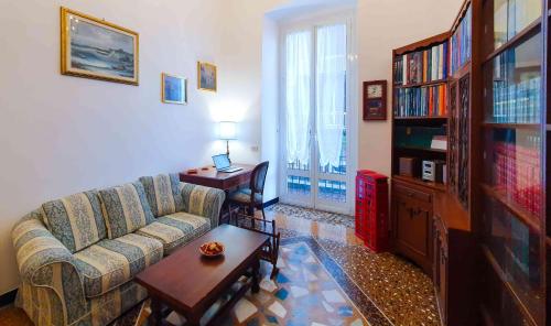 een woonkamer met een bank en een tafel bij [La casa dell'Arte] con parcheggio gratuito in Genua