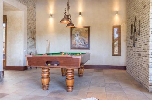 Meja biliard di Zebula Golf Estate & Spa Executive Holiday Homes