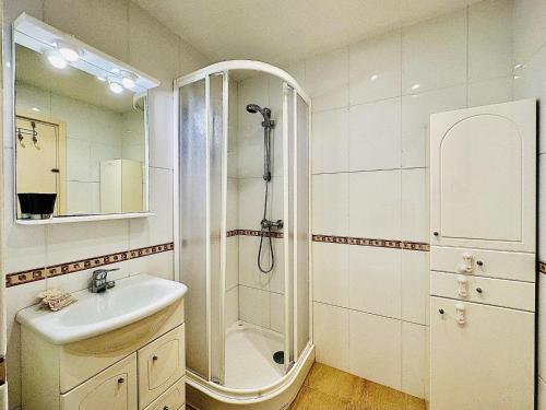 y baño con ducha y lavamanos. en Viamar Apartament, Costabravasi, en Santa Cristina d'Aro