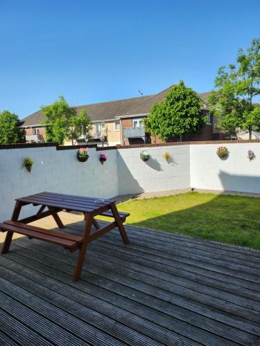 - une table de pique-nique assise au-dessus d'une terrasse dans l'établissement Cozy Room,Private Bathroom,Private Kitchynete, à Dublin