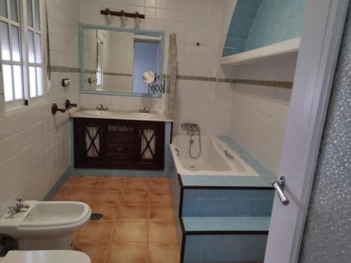 casa señorial Sara في Trigueros: حمام مع حوض ومغسلة ومرحاض
