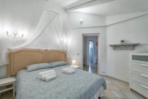 een slaapkamer met een bed met twee handdoeken erop bij Sunshine House - Ostuni BB di Antonella in Ceglie Messapica