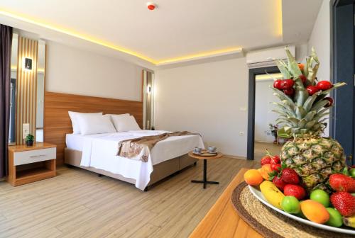 ALMIRCAN HOTEL في طرابزون: غرفة في الفندق بها سرير ووعاء من الفواكه