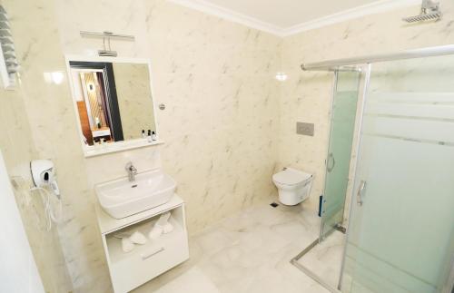 Ένα μπάνιο στο ALMIRCAN HOTEL