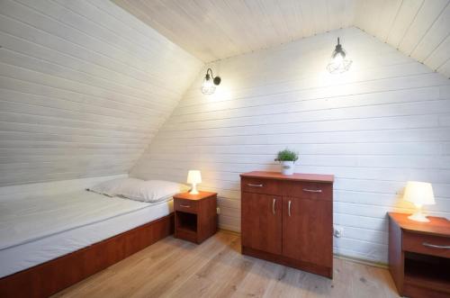 Tempat tidur dalam kamar di STECYK - DOMKI NAD MORZEM, Pustkowo