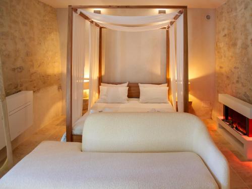 - une chambre avec deux lits et un lit à baldaquin dans l'établissement Love in Taulignan, à Taulignan