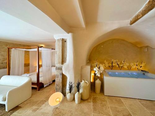 Cette chambre comprend un lit et une salle de bains pourvue d'une baignoire. dans l'établissement Love in Taulignan, à Taulignan