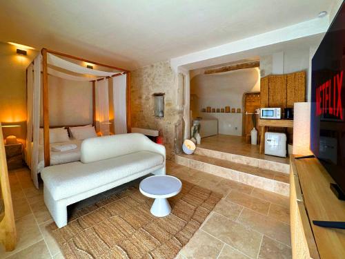 un salon avec un canapé et une table dans l'établissement Love in Taulignan, à Taulignan