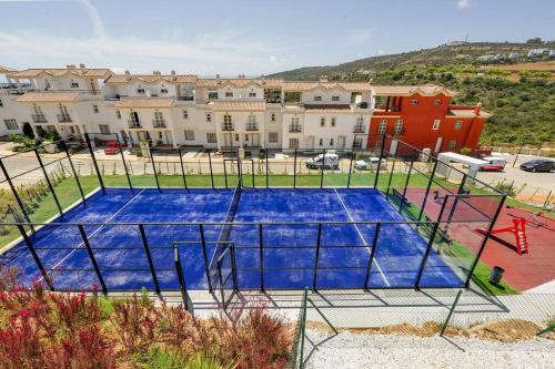 Εγκαταστάσεις για τένις ή/και σκουός στο New modern house with private pool ή εκεί κοντά
