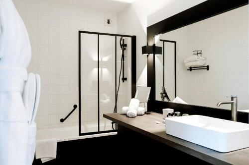 a bathroom with a sink and a shower at Les Jardins de Deauville in Saint-Martin-aux-Chartrains