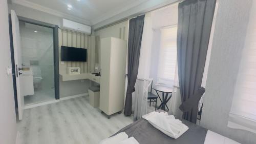Habitación de hotel con cama y baño en La Mer Old City Hotel en Estambul