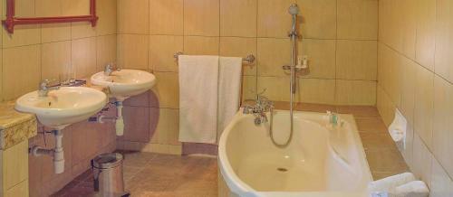 a bathroom with two sinks and a bath tub at Mara Leisure Camp in Talek