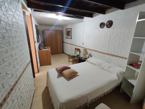 een slaapkamer met een bed in een kamer bij Domus Aurea da Carlo in Ravanusa