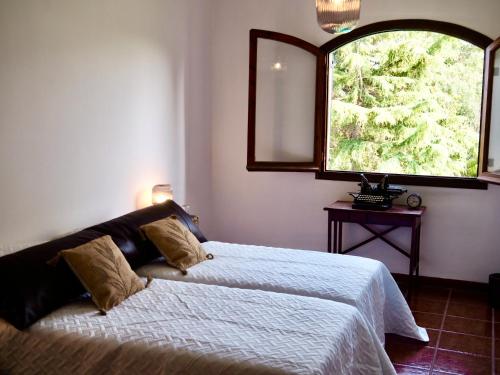 een slaapkamer met een bed en een groot raam bij Le Mirage in Cambrils