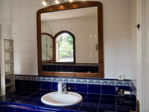 een badkamer met een wastafel en een spiegel bij Le Mirage in Cambrils